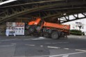 LKW blieb unter Bruecke haengen Koeln Deutz Deutz Muelheimerstr P005